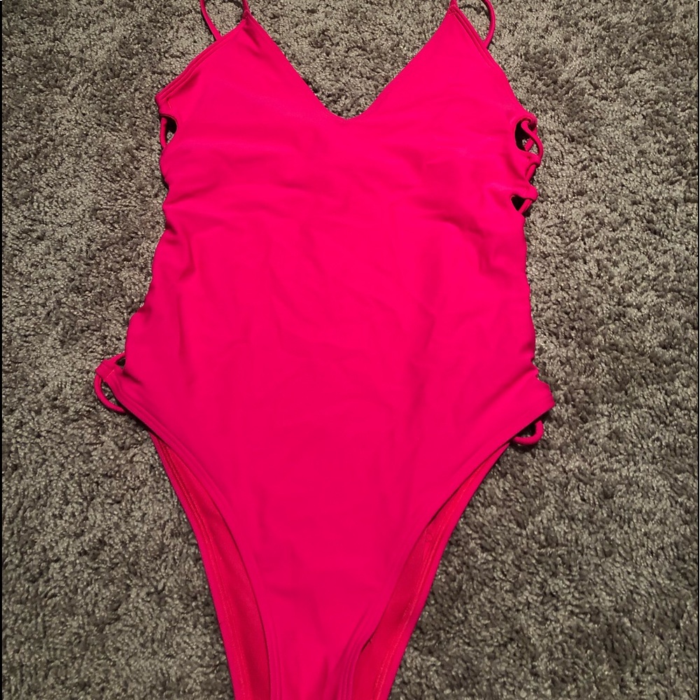New- Never Worn Swimsuit! Peekaboo side detail👌🏻
